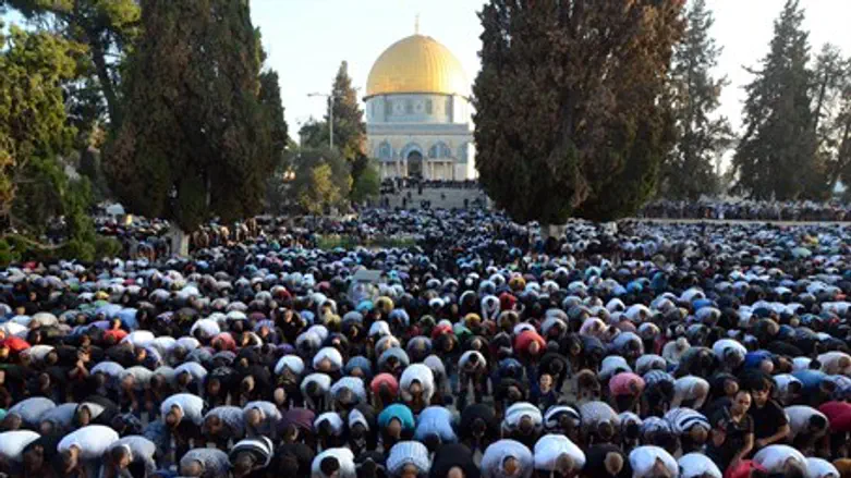 Muslims pray to Mecca from Temple Mount