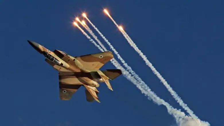 F-15I releases flares (file)