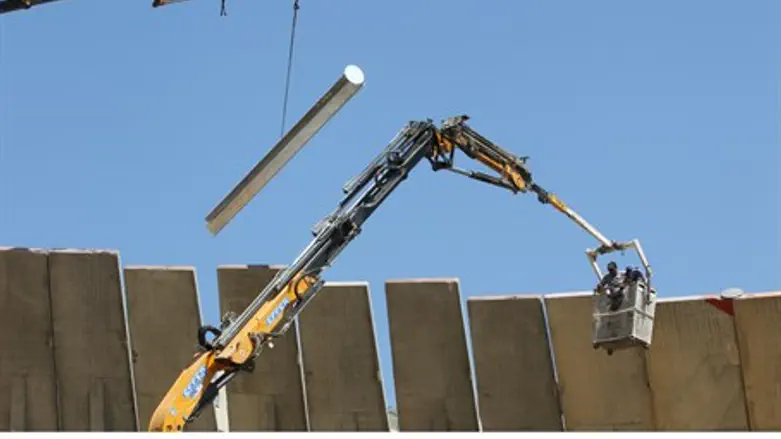 Construction of Gush Etzion barrier (file)