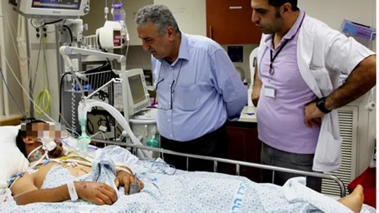 Dr. Kamal Al-Labwani (center) visits Ziv Hosp
