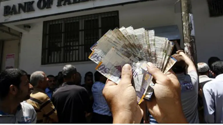 Money at Gaza's 'Bank of Palestine'