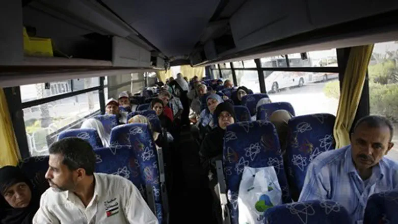 Gaza residents in bus leaving crossing (file)