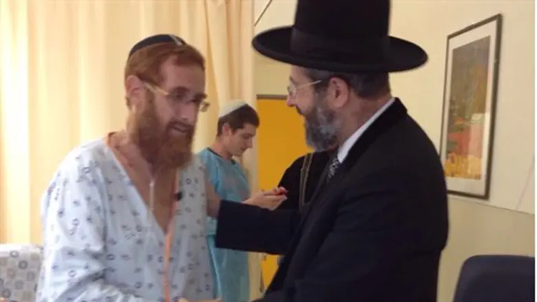 Yehuda Glick meets Chief Rabbi Lau in hospita