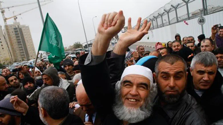Sheikh Raed Salah leaving jail