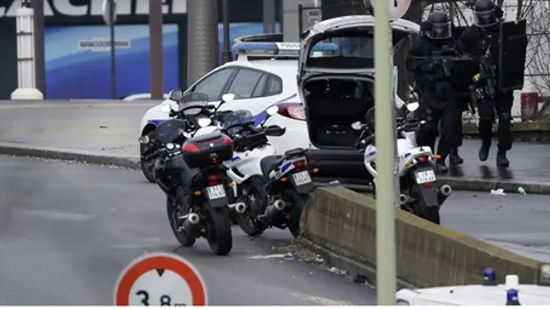 French police outside kosher supermarket in eastern Paris