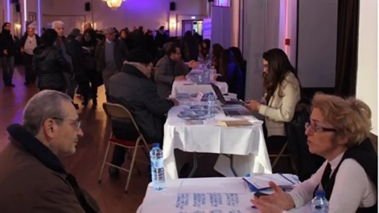 A large crowd waits to meet with Jewish Agency counselors at an Aliyah Fair in Paris Sunda
