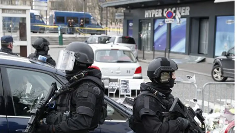 French police outside the Hyper Cacher store