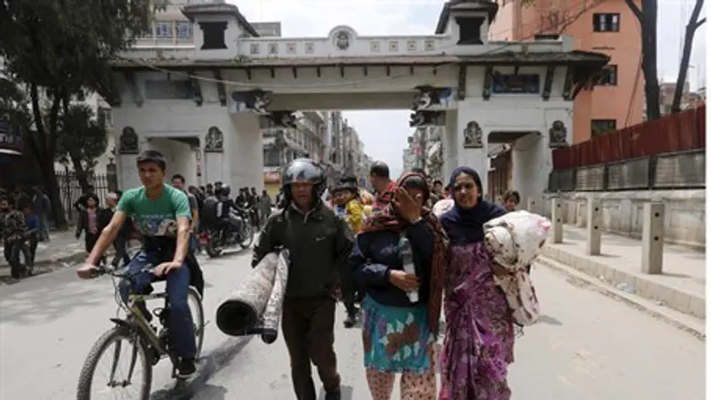 Family runs for shelter in aftershock at Kathmandu, Nepal