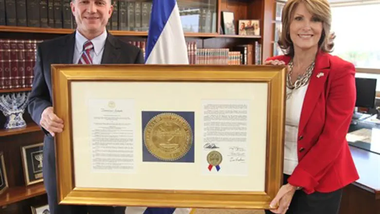 Laurie Cardoza-Moore presents resolution to Yuli Edelstein