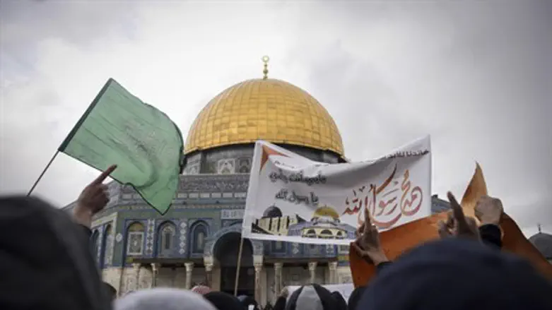 Gazan Hamas-supporters on Temple Mount