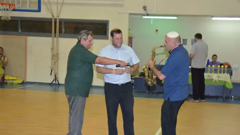Eliezer Rosenfeld plays saxophone