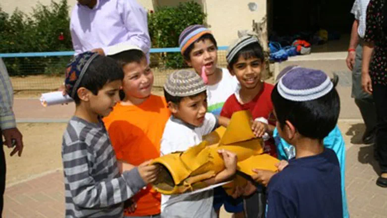 Children hold a Kassam rocket in Sderot