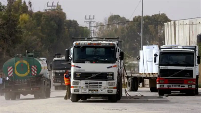 Trucks with food supplies enter Gaza through Kerem Shalom