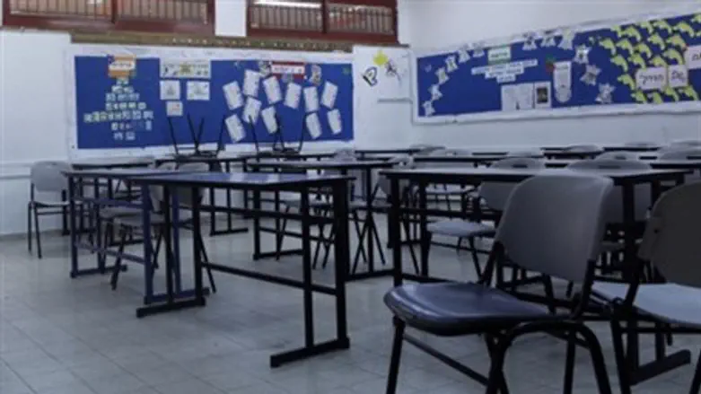 Empty classroom (file)