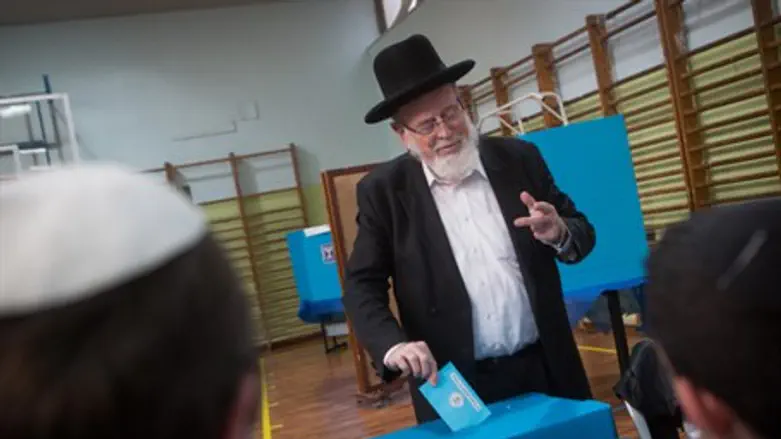 Haredi man votes in 2015 elections