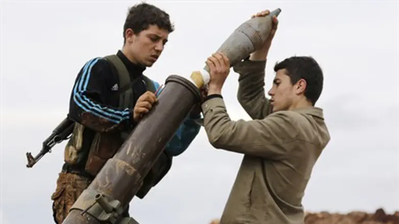 Syrian rebels prepare to fire mortar at regime forces (file)