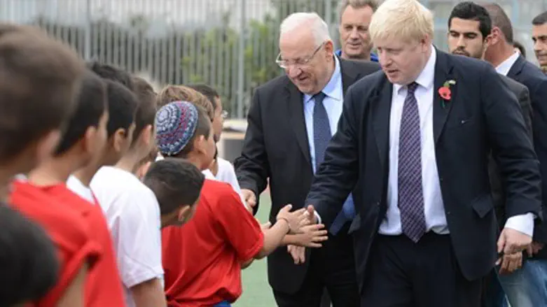 London Mayor Boris Johnson and President Rivlin meet Jewish and Arab Israeli children