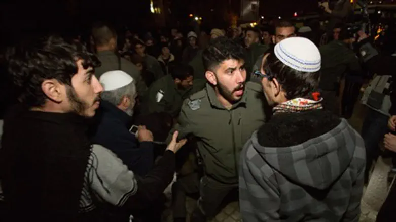 Border Police scuffle with protestors, journalists at Duma protest