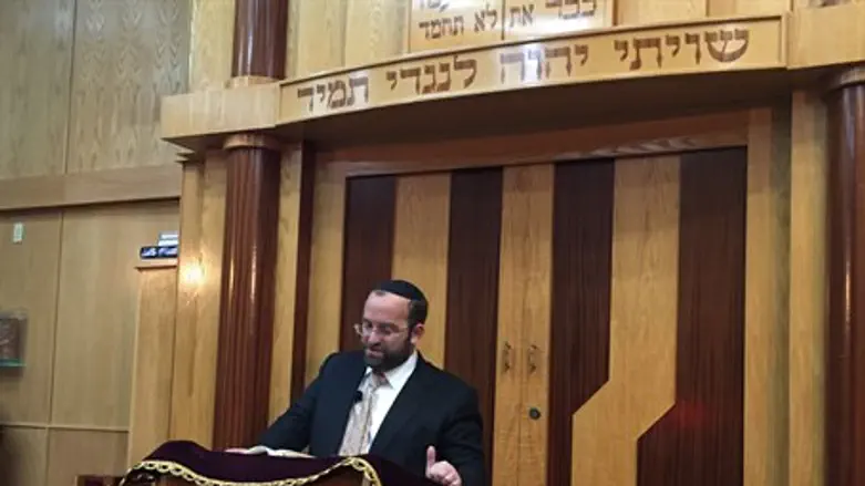 Rabbi Einhorn giving part of the Longest Shiur Ever 