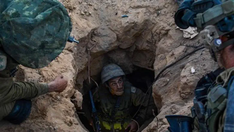 IDF soldiers in Hamas terror tunnel (file)