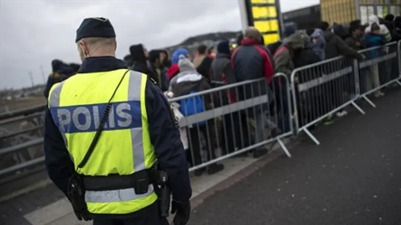 Swedish police guard Muslim immigrants (file)