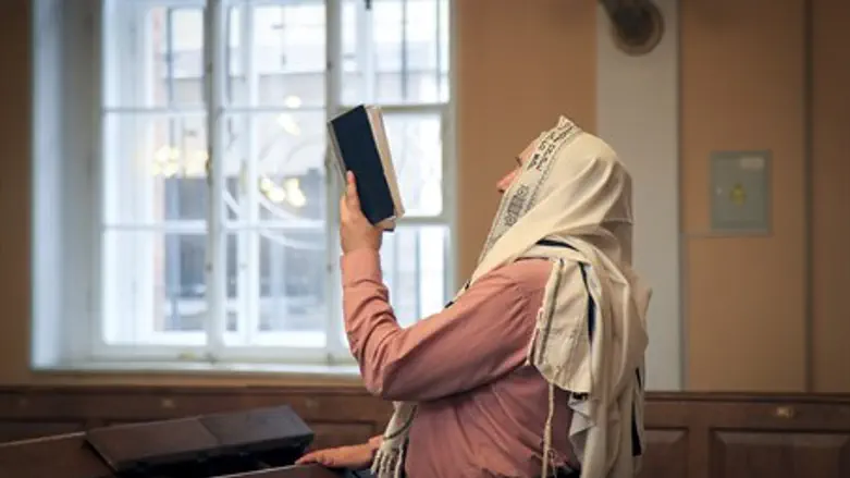 Jewish man prays at Chabad center in St. Petersburg (file)