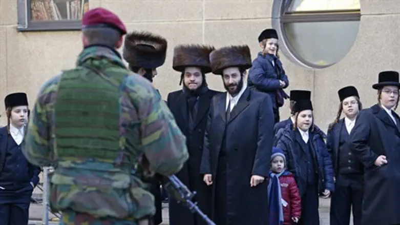 Security outside Jewish school in Antwerp (file)