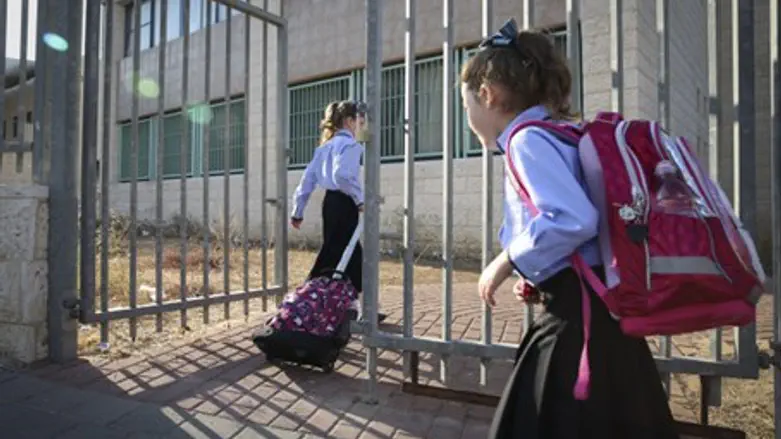 Haredi schoolgirls (illustration)