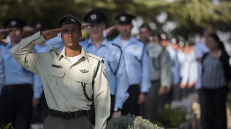 Soldiers salute on Memorial Day (file)