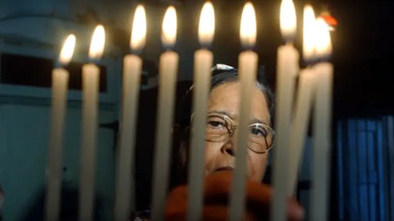 A Bene Israel woman light Hanukkah candles in Bombay