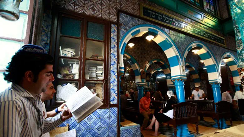 Jews pray in Ghriba synagogue
