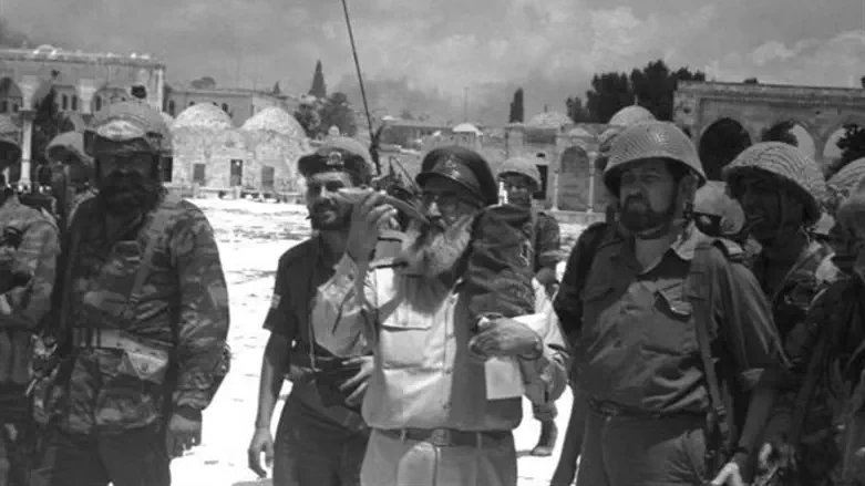 Rabbi Goren at Temple Mount's liberation