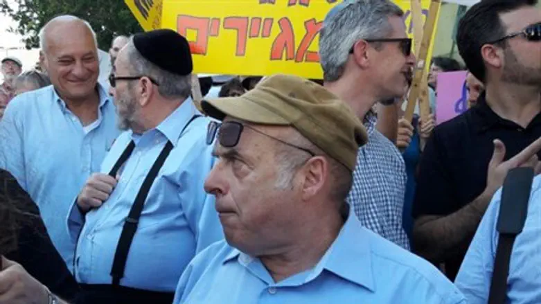 Natan Sharansky protests the Rabbinate