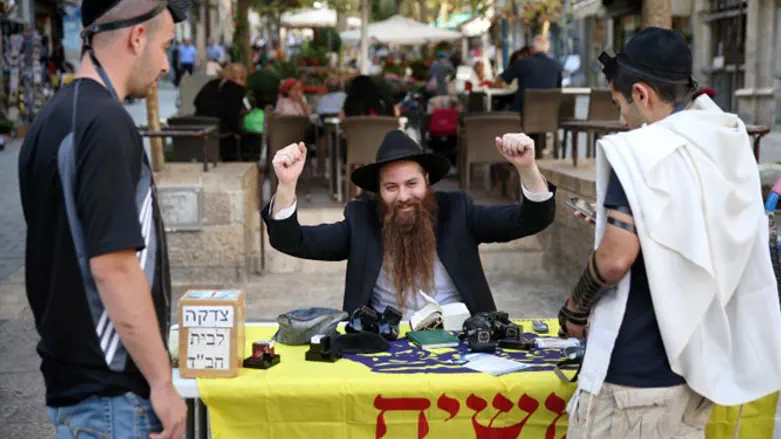Chabad tefilin stand (illustrative)