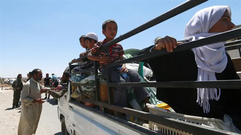 Civilians flee Syria's Manbij