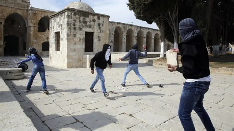 Muslim rioters with stones on the Temple Mount