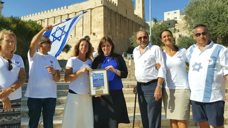 Tzipi Hotovely with French immigrants at the Cave of Machpela