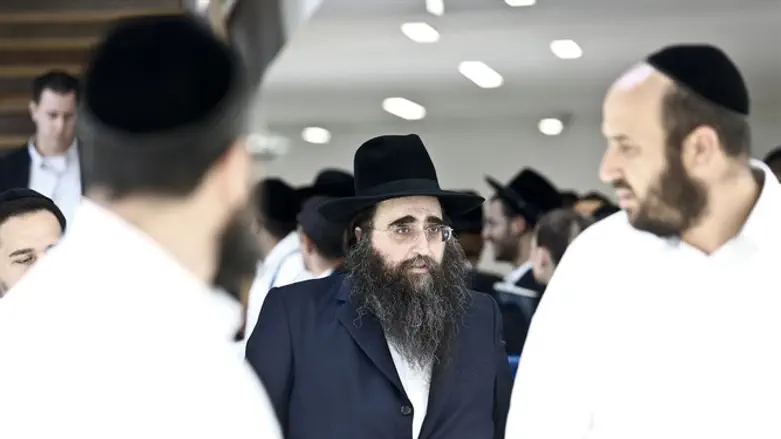 Rabbi Pinto accompanied by his followers. Archive.