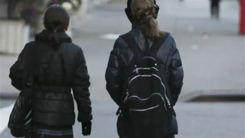Haredi girls (Illustration)