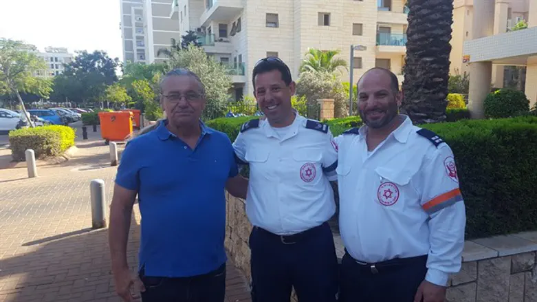 Yaakov Zelaves(left) with MDA vounteers who saved him