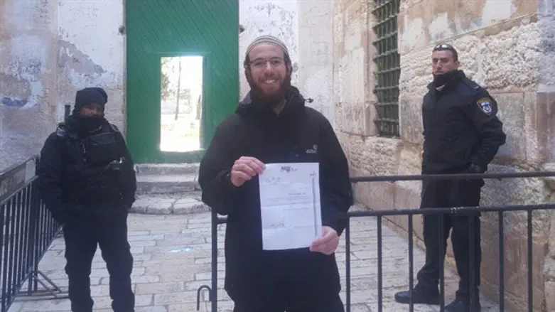 Kahati with order banning him from Temple Mount