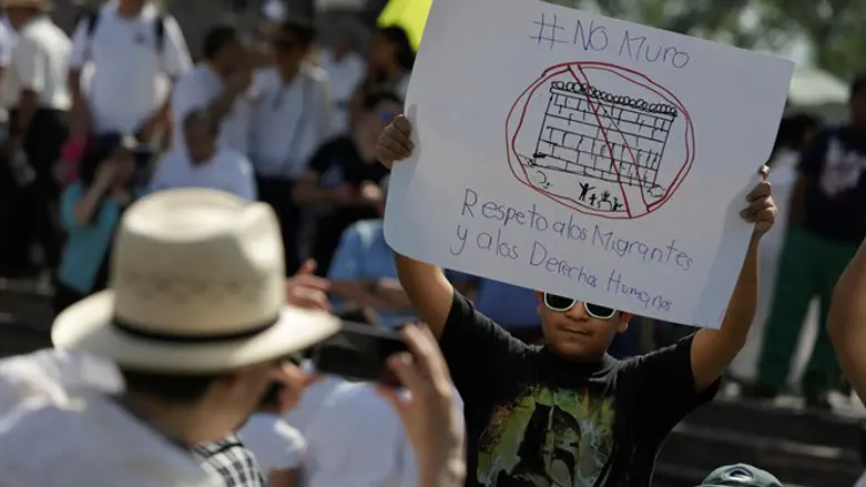 Mexicans protest against Trump