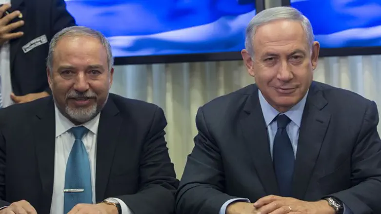 Avigdor Liberman and Binyamin Netanyahu sign coalition deal