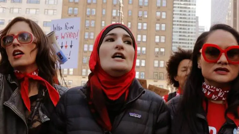 Linda Sarsour (center)