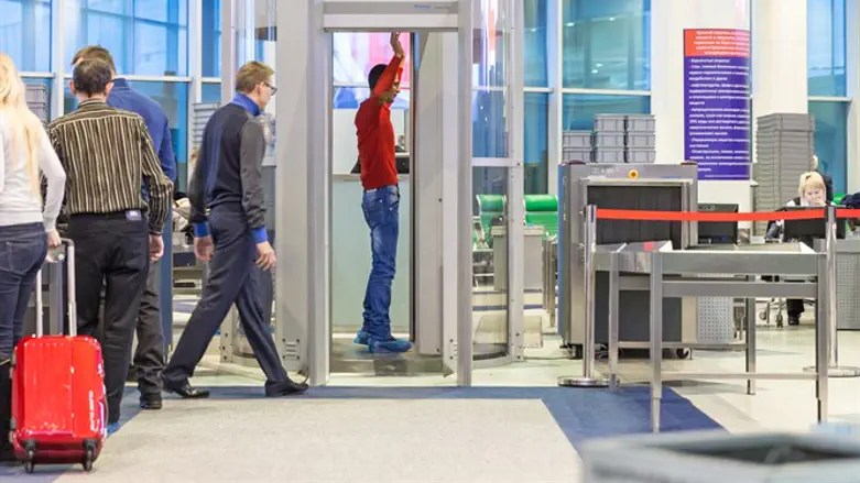 Airport security (illustration)