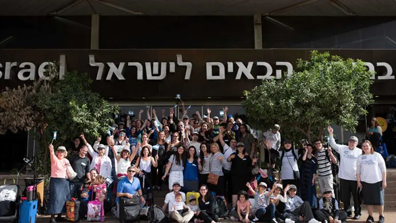 North American olim arrive at Ben Gurion airport