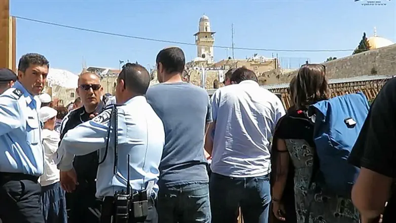 Police at entrance to Temple Mount