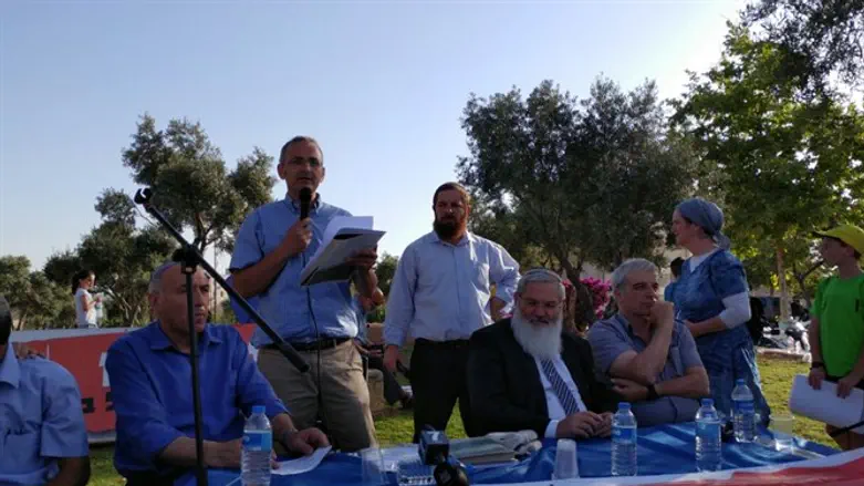Shai Alon, ministers, and MKs at protest