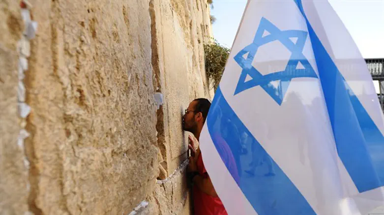 Worshiper kisses the Kotel in Jerusalem (file)