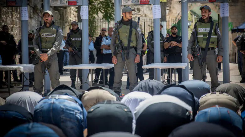 Muslims outside Magnetometers on Temple Mount